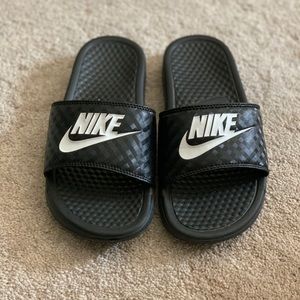 Nike Women’s Benassi JDI Slides Size 6